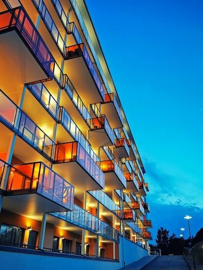 Pourquoi acheter un logement auprès d’une agence immobilière ?
