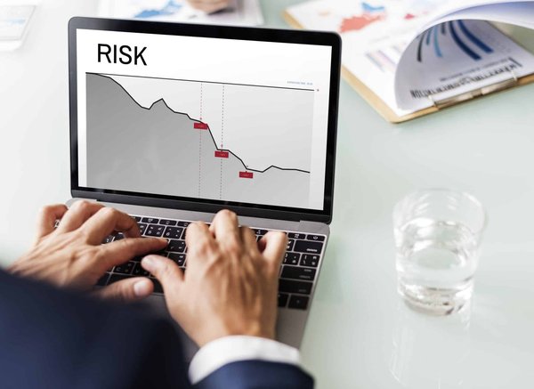 Quelle est l'incidence de la réglementation financière sur la gestion des risques d'entreprise ?